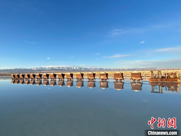 圖為小火車倒影在湖中，湖面如圖明鏡一般。　馬翔 攝
