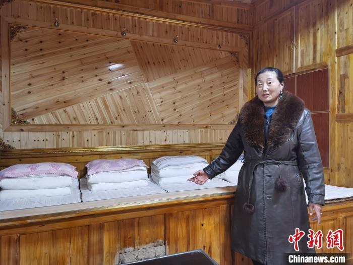 圖為德吉村村民鬧尖措介紹自家農(nóng)家樂?！∑钤鲚?攝