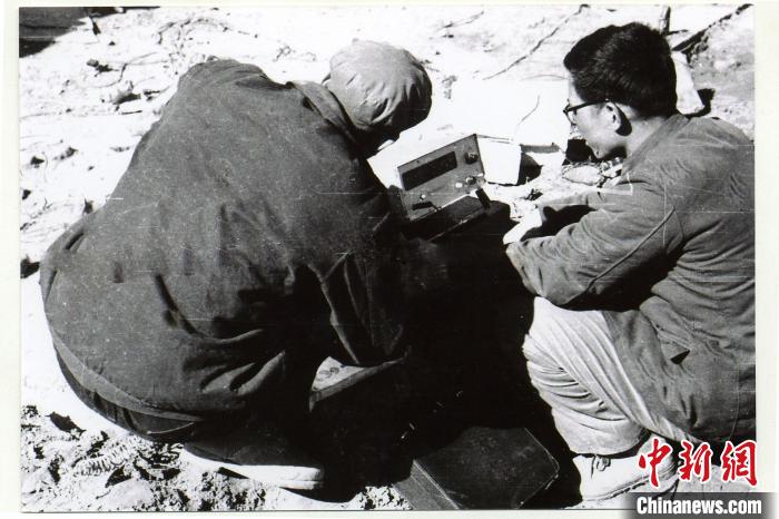 中鐵西北院科技工作者在風火山觀測站收集儀表數(shù)據(jù)。(資料圖) 中鐵西北科學研究院供圖