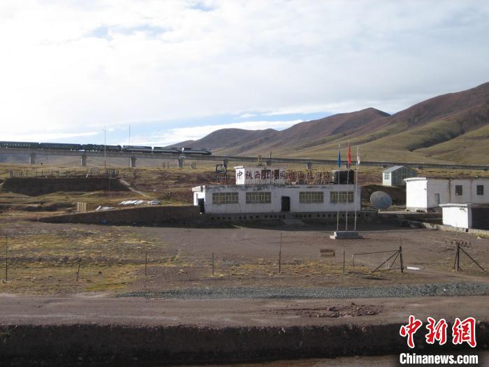 圖為青藏鐵路通車后列車經(jīng)過中鐵西北院風火山觀測站。(資料圖) 中鐵西北科學研究院供圖