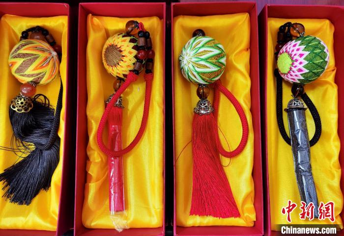 圖為藏繡手工藝品。　祁增蓓 攝