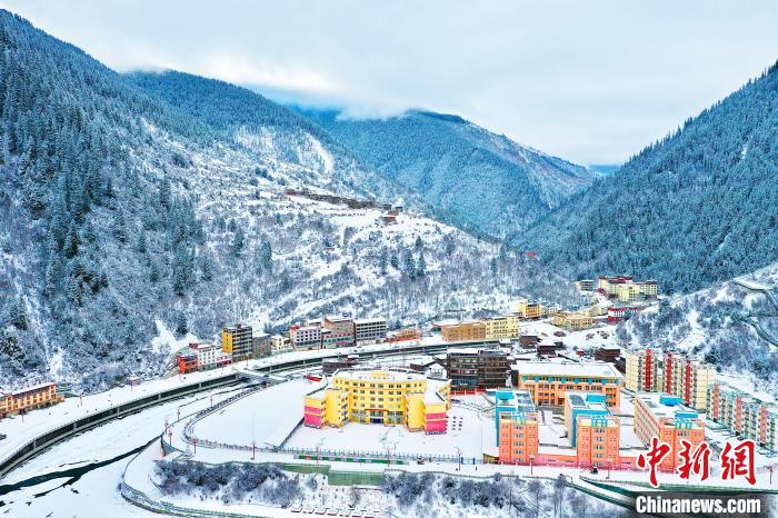 壤塘的雪后美景?！∪捞量h融媒體中心供圖