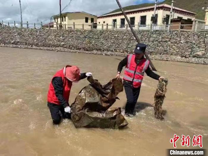 守護(hù)長江支流的青?！肮_(dá)義警”