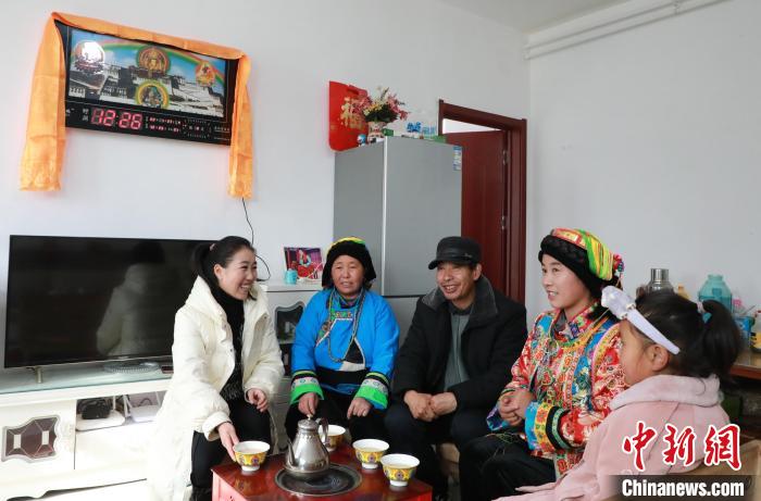 新家是兩層小樓房，一樓布置得充滿現代感，喝著藏式奶茶，一家人聊著今年春節(jié)怎么過。　丁思 攝