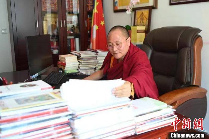 達(dá)扎活佛:新時(shí)代賦予活佛新的責(zé)任