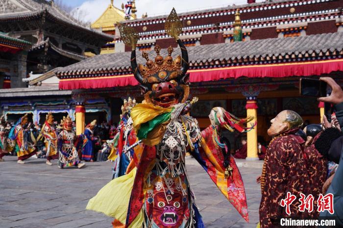 圖為塔爾寺僧侶進行“跳欠”儀式?！●R銘言 攝