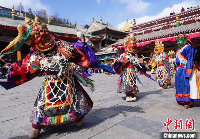 圖為塔爾寺僧侶進行“跳欠”儀式?！●R銘言 攝