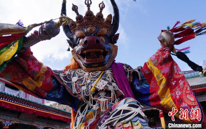 圖為塔爾寺僧侶進行“跳欠”儀式?！●R銘言 攝