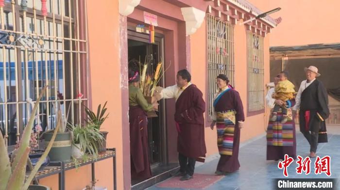 甘孜藏族民眾的藏歷新年：家門口就業(yè)，搬遷點(diǎn)開啟新生活