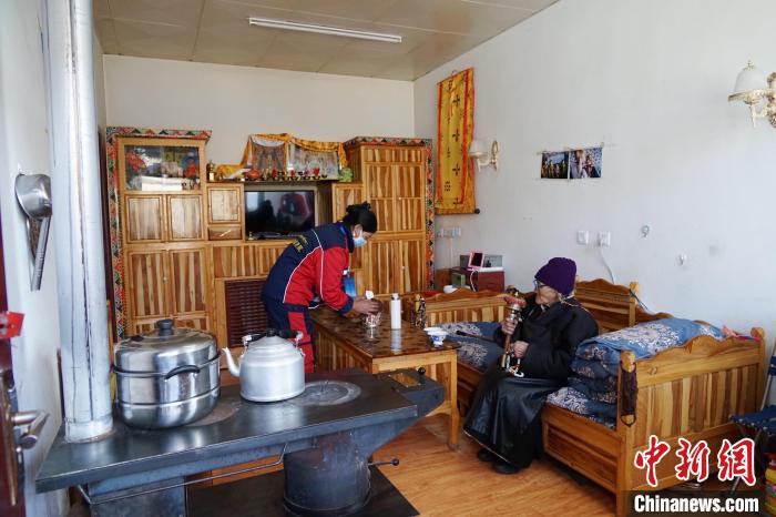 圖為敬老院護(hù)工為老人打掃屋內(nèi)衛(wèi)生。　馬銘言 攝