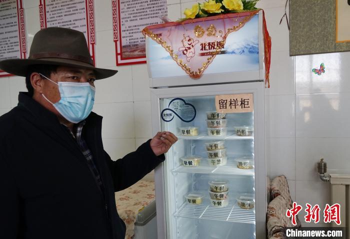 圖為敬老院院長德高介紹，老人們的三餐均有留樣記錄?！●R銘言 攝
