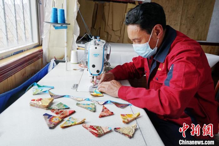 圖為工人正在制作藏式手工藝品?！●R銘言 攝