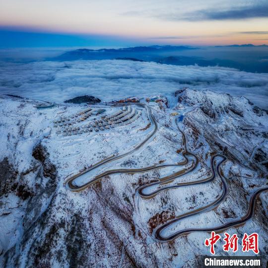 雪后的牛背山山頂和崎嶇的公路?！±顒P 攝
