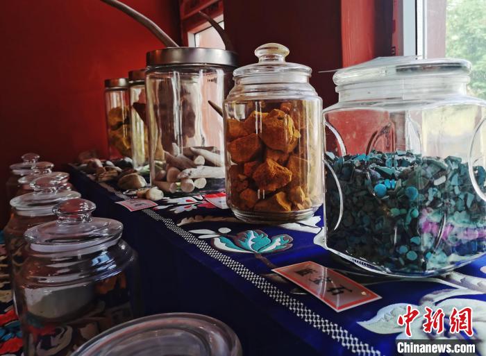 圖為唐卡繪畫礦物顏料展示?！?zhí)砀?攝