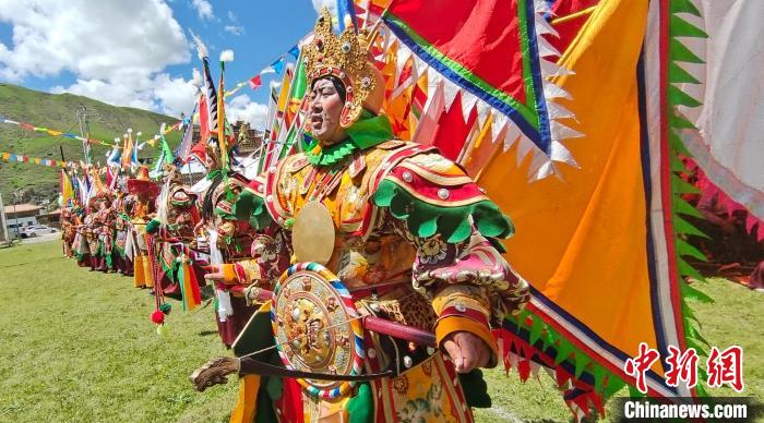 圖為表演現(xiàn)場(chǎng)。　班瑪縣文體旅游廣電局 供圖