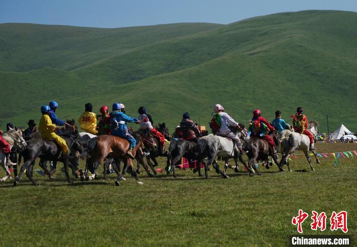 圖為選手進(jìn)行3000米賽馬比賽?！●R銘言 攝