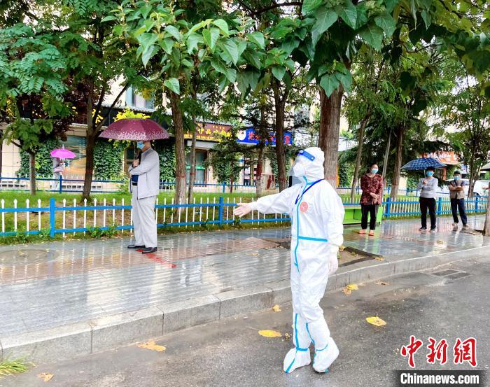 高原小城青海尖扎抗疫見(jiàn)聞：柔肩亦可擔(dān)重任，夫妻檔聞令而動(dòng)