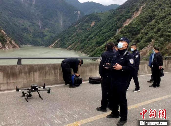 民警組成的搜尋隊利用無人機在震區(qū)開展空中巡查?！「首沃莨簿止﹫D