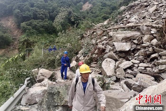 電力搶險人員徒步通過垮塌路段?！∷拇娏﹫D