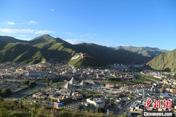 圖為航拍玉樹市。　玉樹市委宣傳部供圖