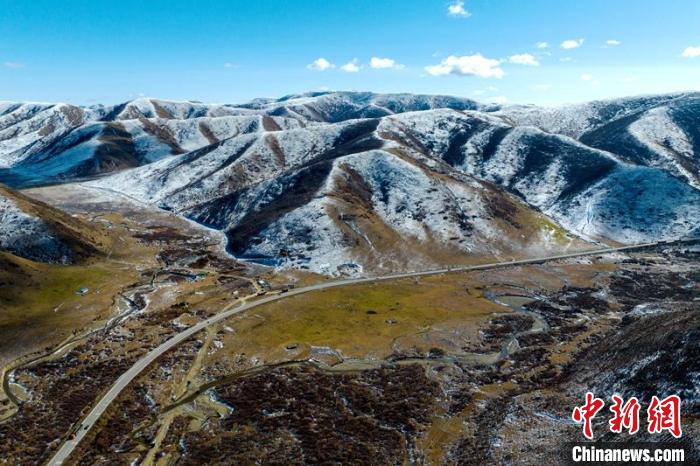 西成高鐵紅原2號(hào)隧道出口附近山頭已被雪覆蓋?！⒅铱?攝