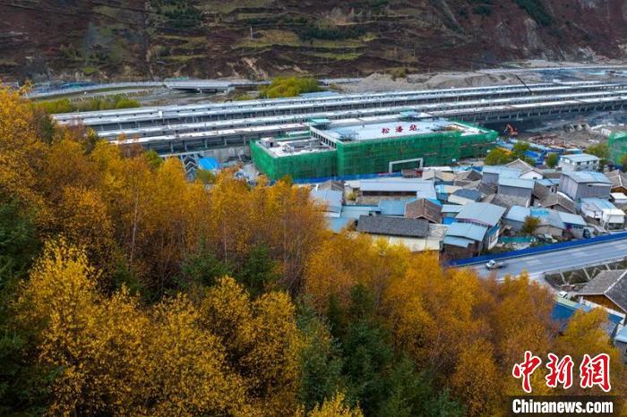 正在建設(shè)的成蘭鐵路松潘站?！⒅铱?攝