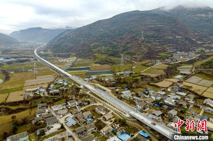 成蘭鐵路松潘右所屯岷江雙線特大橋。　劉忠俊 攝