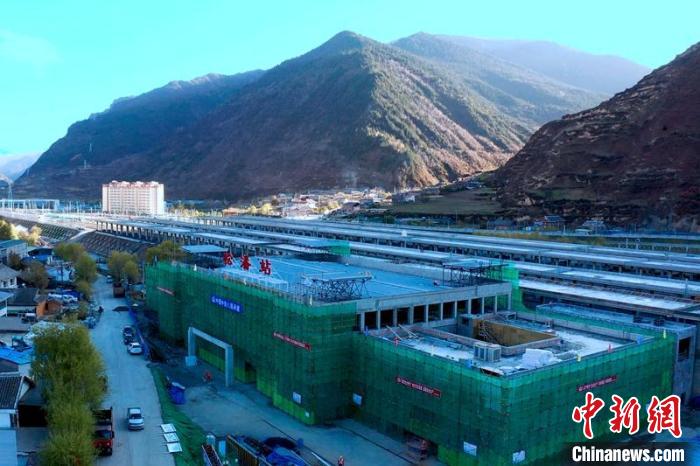 正在建設(shè)中的成蘭鐵路松潘站?！⒅铱?攝