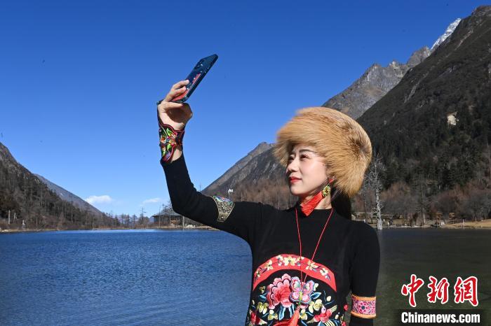 游人在畢棚溝景區(qū)拍照留念?！“苍?攝