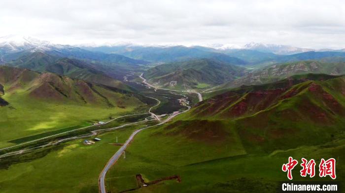 圖為航拍G338線青海盤坡經(jīng)大通河橋至熱水段改建工程。(資料圖) 青海交控集團(tuán) 供圖