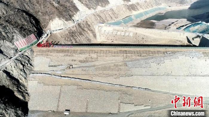航拍巴塘水電站大壩。　中國安能第三工程局供圖