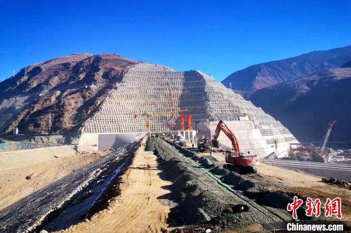 巴塘水電站大壩封頂現(xiàn)場?！≈袊材艿谌こ叹止﹫D