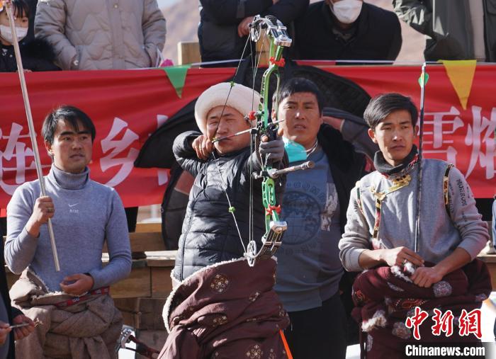 圖為藏族民眾比拼射箭技藝?！●R銘言 攝