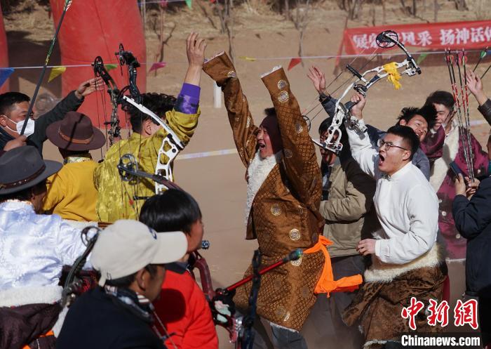 圖為藏族民眾跺腳歡呼慶祝弓箭手射中靶心?！●R銘言 攝