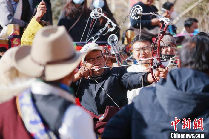 圖為藏族民眾比拼射箭技藝?！●R銘言 攝