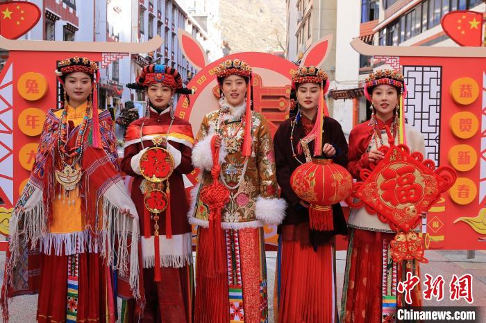 丹巴美女送祝福，迎新年?！±钣腊?攝