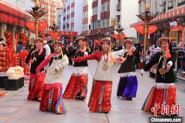 丹巴女孩在街頭跳起歡快歌舞迎接新年到來(lái)?！〖o 攝