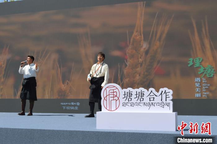 “康巴漢子”現(xiàn)場(chǎng)獻(xiàn)唱?！≈炝杞?攝