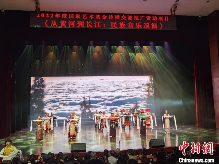 圖為演出現(xiàn)場(chǎng)?！∨擞隄?攝