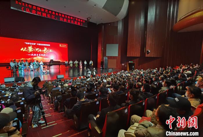 圖為演出現(xiàn)場(chǎng)?！∨擞隄?攝