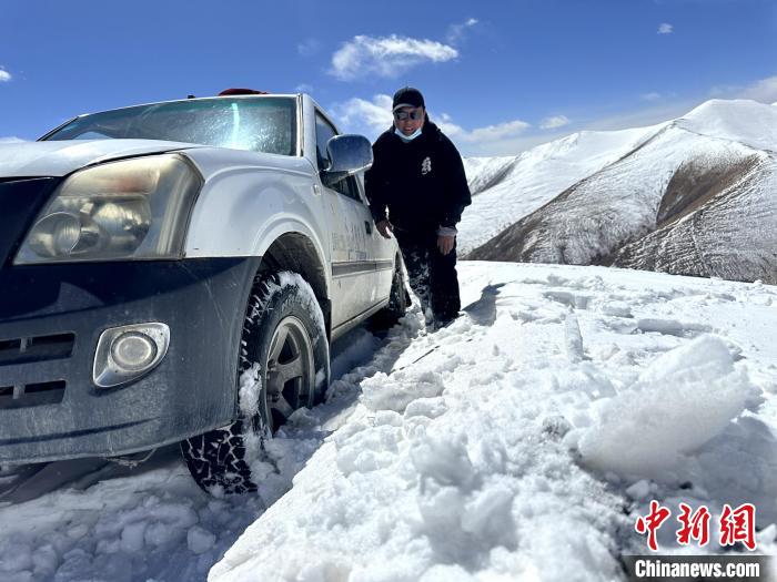 圖為生態(tài)管護(hù)人員準(zhǔn)備在雪地推車?！《“瓦_(dá)杰 攝