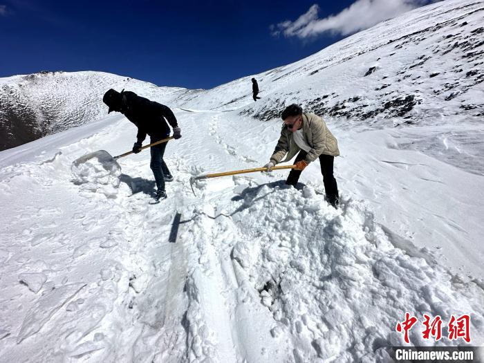 圖為生態(tài)管護(hù)人員在巡護(hù)道路上清雪?！《“瓦_(dá)杰 攝