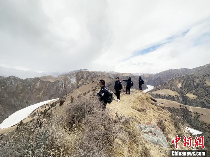 圖為曲麻萊縣崗當(dāng)村的生態(tài)管護(hù)人員開展巡護(hù)?！《“瓦_(dá)杰 攝