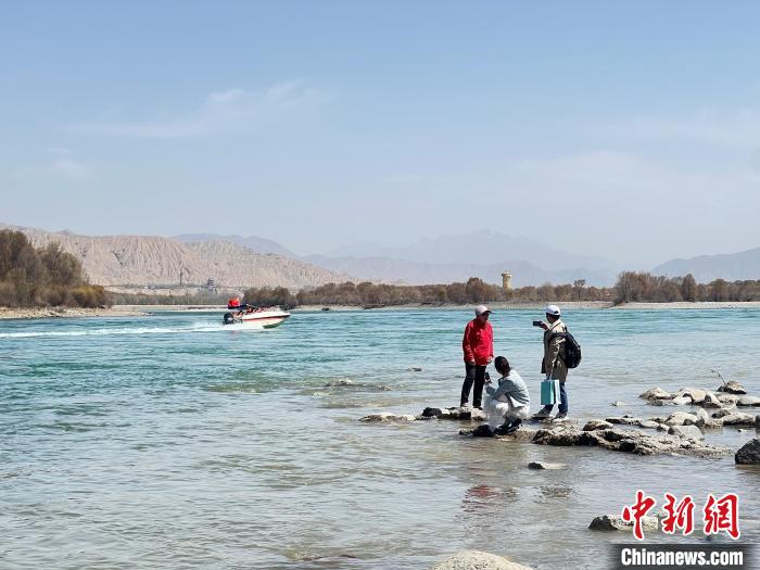 圖為游客在黃河岸畔游玩，并與黃河合影留念?！∑钤鲚?攝