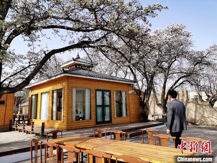 圖為尖扎噶達莊園一角?！?zhí)砀?攝