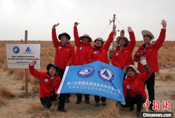經(jīng)過不懈努力，格爾木濕地站終于建成，第二次青藏科考中科院空天院分隊(duì)向航拍無人機(jī)揮手合影?！?lt;a target='_blank' href='/'><p  align=