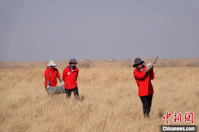 格爾木濕地站建設(shè)過程中，第二次青藏科考中科院空天院分隊(duì)隊(duì)員化身搬運(yùn)工，在高原上開展體力勞動?！?lt;a target='_blank' href='/'><p  align=
