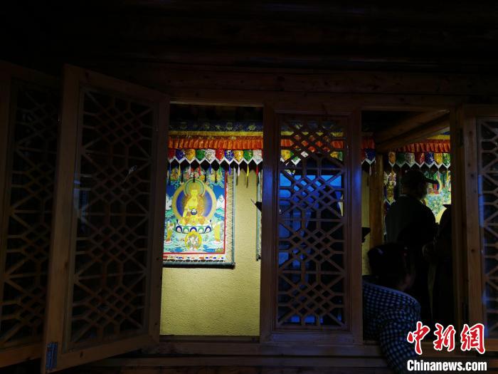 圖為作為展廳的古堡內(nèi)一座土木二層結(jié)構(gòu)“廊房式”建筑?！?zhí)砀?攝
