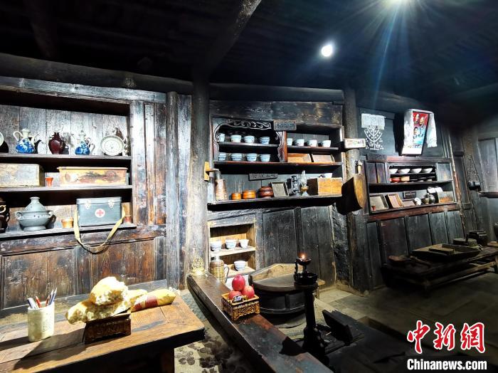 圖為古堡內(nèi)生活場景展示?！?zhí)砀?攝