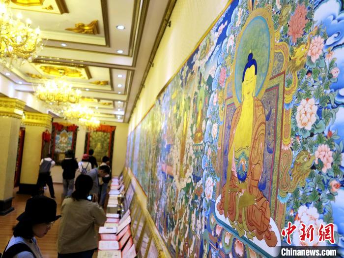圖為熱貢龍樹畫苑內的唐卡?！?zhí)砀?攝